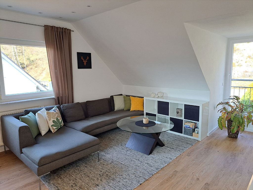 Wohnzimmer mit Blick ins Grüne
